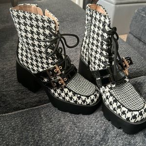 Betsey Johnson size 8 heeled boots